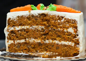 Receita te da passo a passo para fazer o melhor bolo de cenoura depois do almoço