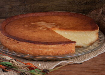 Nem ovo, nem farinha de trigo, nem forno: bolo simples de comer rezando pronto em 3 minutos