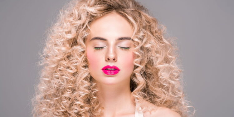 Melhores penteados para destacar seus cachos naturais