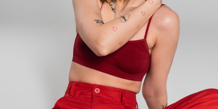 Cropped ficou para trás? Blusas longas são o novo must-have