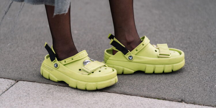 Crocs viram tendência e conquistam o mundo fashion