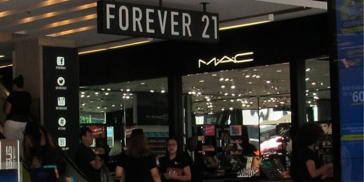 Marca de roupas conhecida mundialmente declara falência e choca o mercado