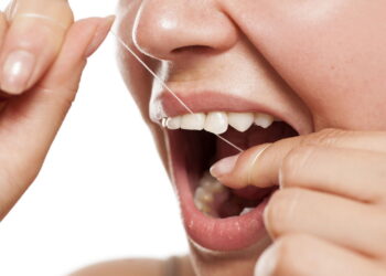 Por que a gengiva sangra às vezes ao passar o fio dental? 