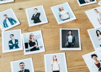 Transforme seu espaço com um mural de fotos feito com papelão