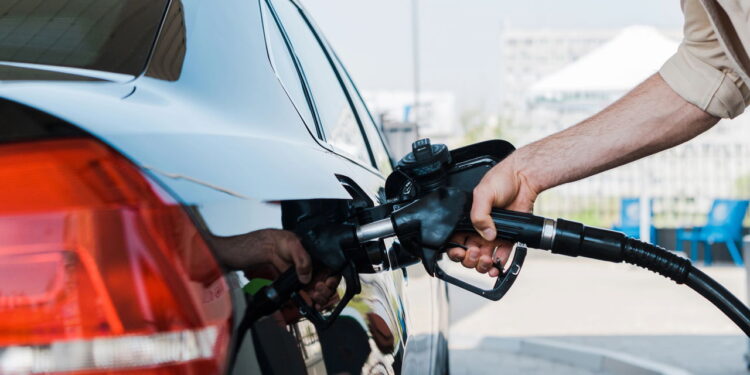 Gasolina sobe em todo o país e novo imposto revolta motoristas