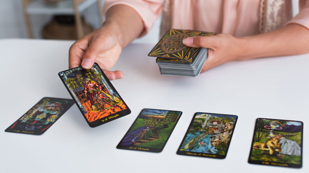 Você está pronto para a virada financeira de maio? Veja o que o baralho cigano diz