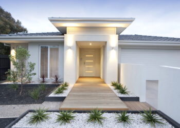 Iluminação externa perfeita transforma qualquer jardim à noite