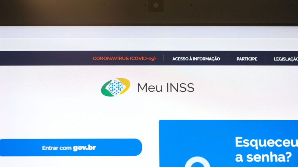 Governo alerta aposentados sobre descontos não autorizados no INSS