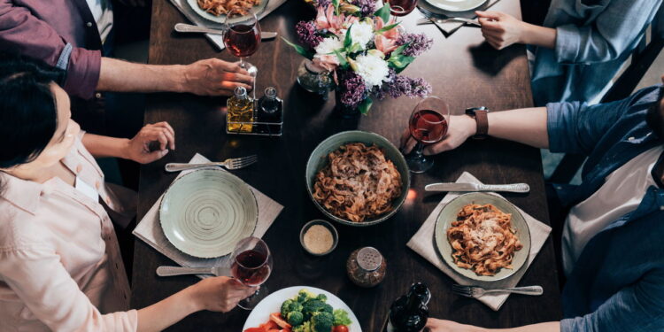 Você sabia que o horário do seu jantar pode mudar sua vida? Veja como