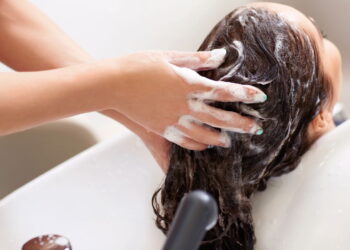 Especialistas revelam se lavar o cabelo todo dia é seguro