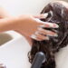 Especialistas revelam se lavar o cabelo todo dia é seguro