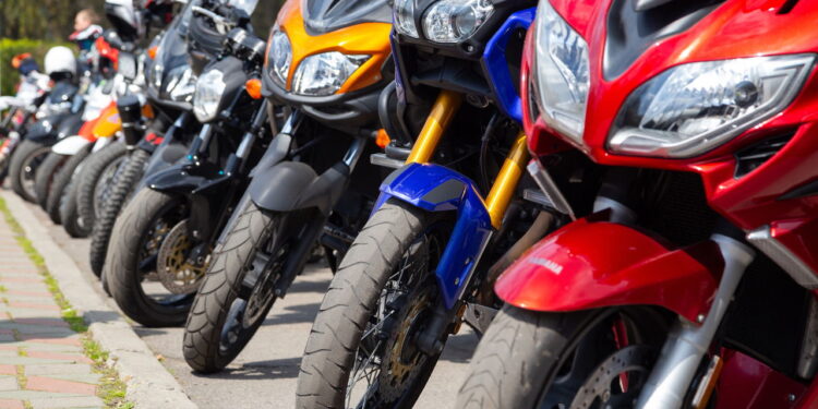Confira as melhores motos que não exigem CNH de 2025