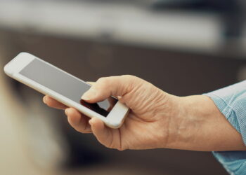 Por que milhões não resistem a bisbilhotar vidas online?