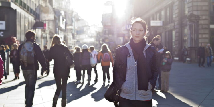 Como identificar pessoas falsas rapidamente, segundo psicologia