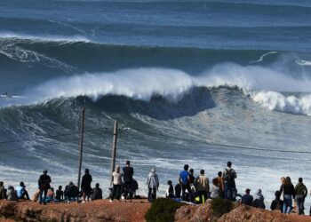 Parede de Água: Onda Gigante de 4 Andares que Chocou a Ciência em 2020