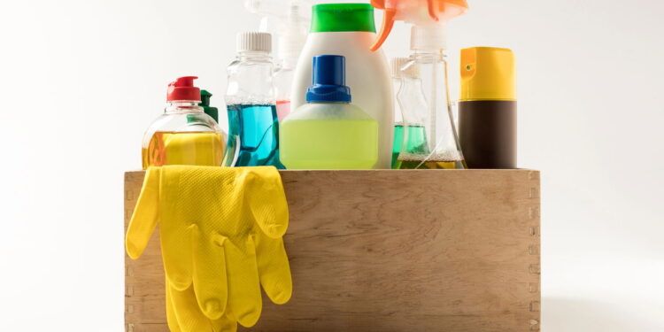 Esse truque barato pode transformar o vidro do seu box