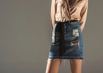 O jeito mais estiloso de renovar sua saia jeans velha