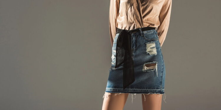 O jeito mais estiloso de renovar sua saia jeans velha