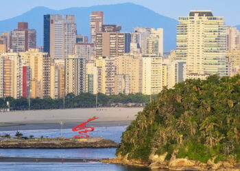 A capital do litoral paulista que vai além das areias e surpreende pela cultura
