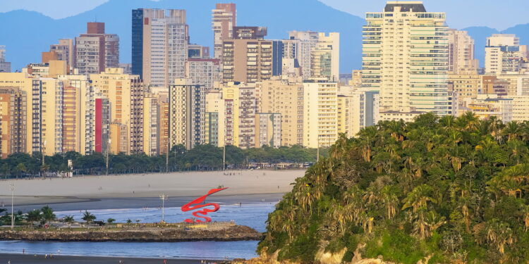 A capital do litoral paulista que vai além das areias e surpreende pela cultura