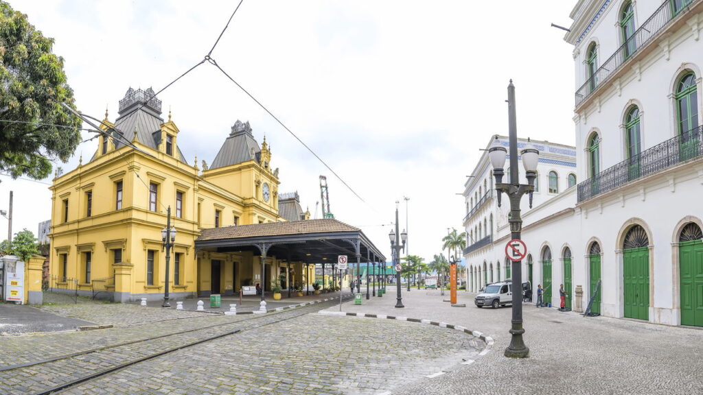 A capital do litoral paulista que vai além das areias e surpreende pela cultura