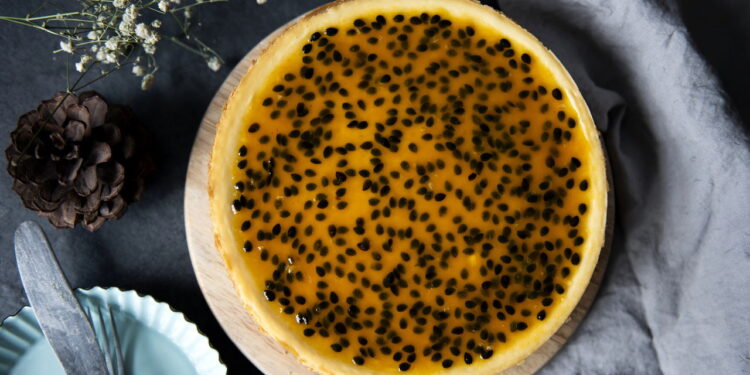 Receita te da passo a passo para fazer a melhor torta de maracujá que você vai ver hoje