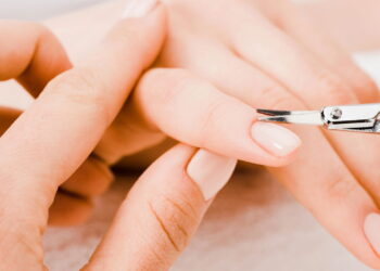 Unhas chiques e vibes quentinhas com o tom queridinho do ano
