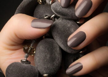 Unhas cinzas são o novo pretinho básico do inverno!
