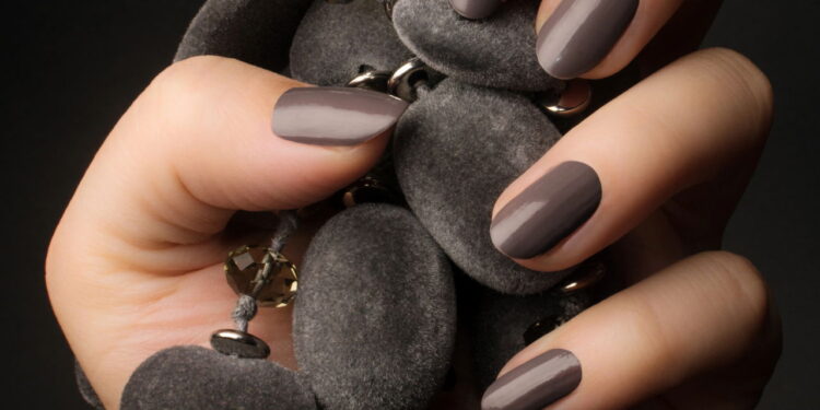 Unhas cinzas são o novo pretinho básico do inverno!