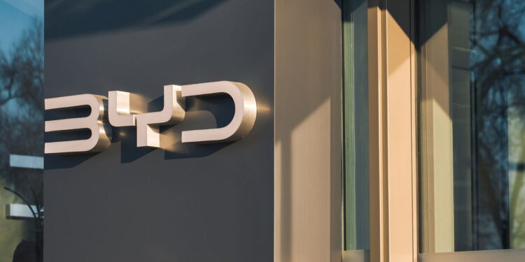 BYD ultrapassa Tesla e domina o mercado europeu de elétricos