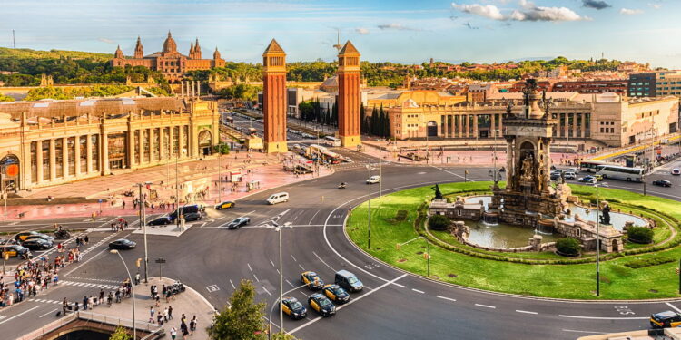 Cidade é um dos destinos mais amados dos turistas por sua arquitetura marcante e praias perfeitas