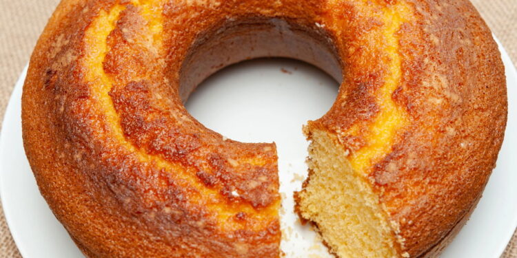 Receita de bolo de fubá sem glúten com textura leve por fora e cremosidade por dentro