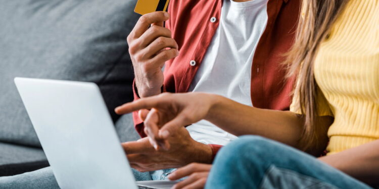 Novo golpe usa sites falsos para afetar milhares de vítimas preocupando usuários