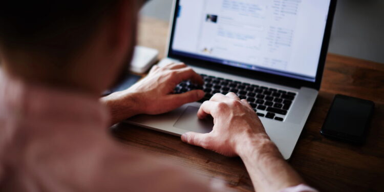 Novo golpe das tarefas promete dinheiro fácil para atrair vítimas em busca de trabalho