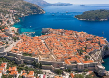 Cidade encanta com cultura rica muralhas medievais e milhões de turistas