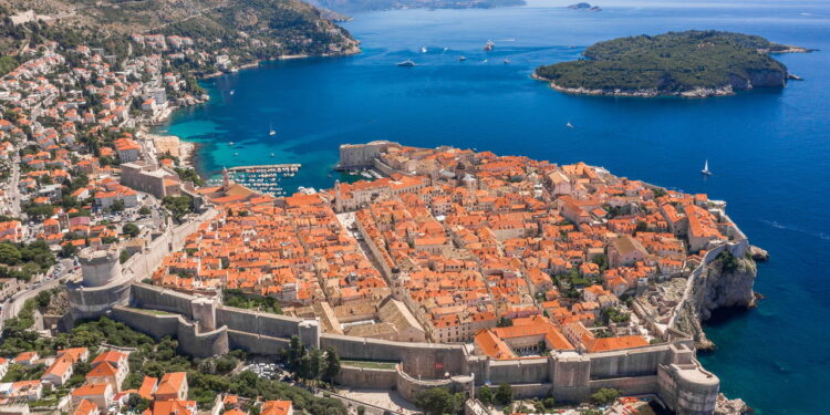 Cidade encanta com cultura rica muralhas medievais e milhões de turistas