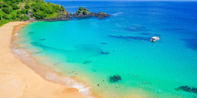 Essa cidade é mundialmente conhecida por suas paisagens naturais e praias cristalinas