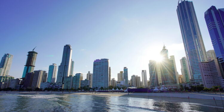 Cidade de SC atrai turistas globais com seu clima subtropical úmido e belezas naturais