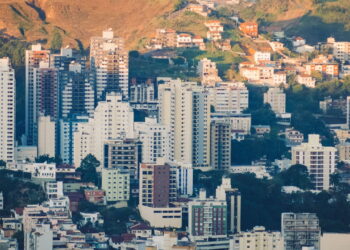 Cidade no interior de MG se destaca como polo regional em áreas como educação e saúde