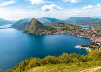 Cidade atrai turistas com arquitetura charmosa e cultura suíça com italiana