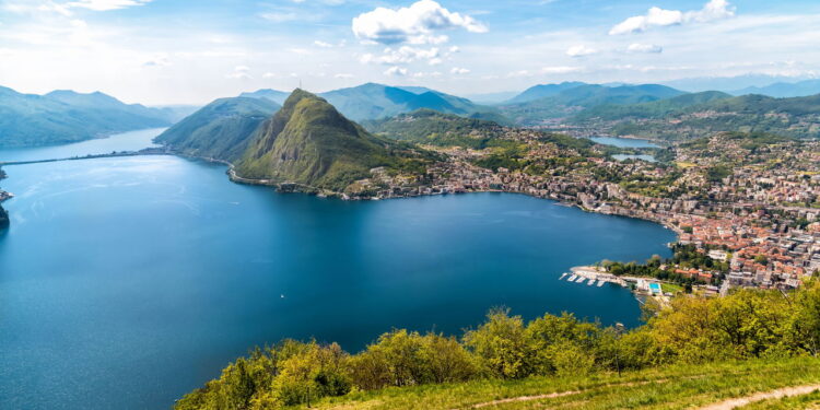 Cidade atrai turistas com arquitetura charmosa e cultura suíça com italiana