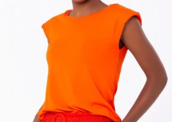 Camiseta velha virou tendência fashion com esse truque
