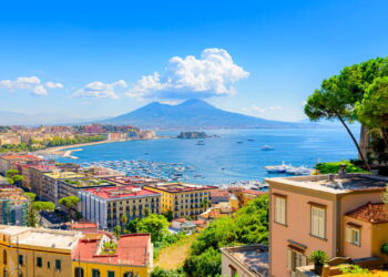 Cidade é visitada por turistas de todo o mundo por sua economia e estilo de vida mediterrâneo