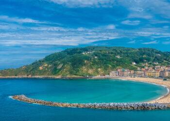 Cidade conquista visitantes com praias lindas e paisagens naturais de tirar o fôlego