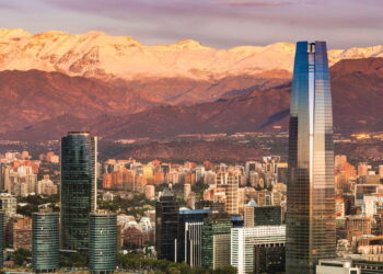 Cidade conhecida por atrair milhões de turistas pela sua mistura única de arquitetura moderna e histórica
