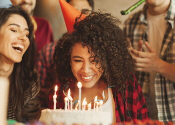 Pessoas sendo punidas por comemorar o aniversário?