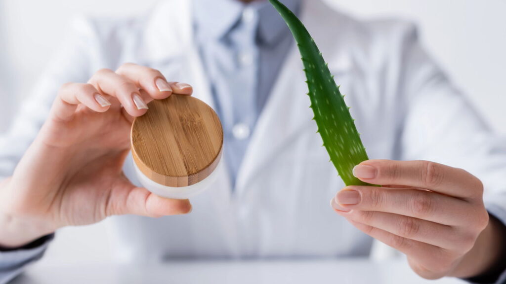 Sabonete de babosa artesanal limpa, hidrata e ainda é sustentável