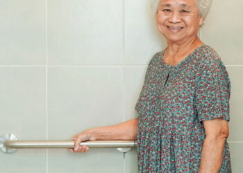 Quantos banhos por dia um idoso de mais de 65 anos deve tomar?