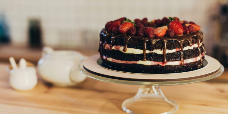 Receita de bolo de chocolate caseiro é perfeita para momentos em família