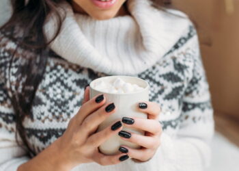 Receita de chocolate quente cremoso que vai virar sua bebida favorita neste inverno